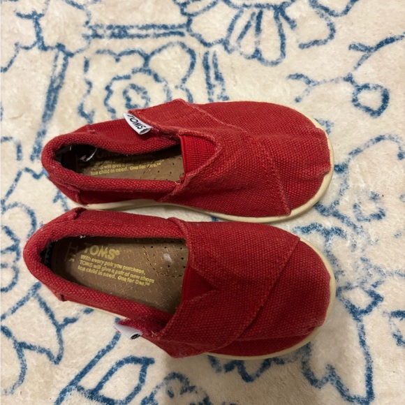TOMS toddler Red Canvas Shoes - Picture 2 of 6